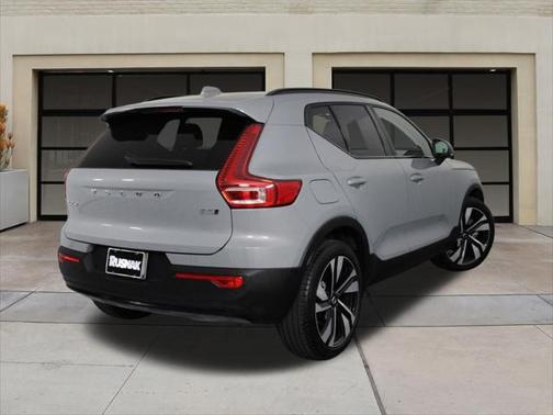 2025 Volvo XC40 B5 Plus Dark Theme