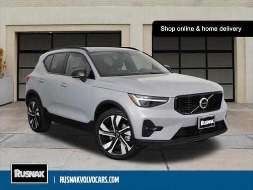 2025 Volvo XC40 B5 Plus Dark Theme