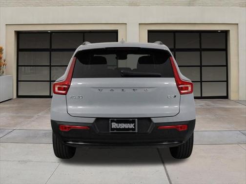 2025 Volvo XC40 B5 Plus Dark Theme