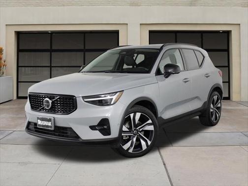 2025 Volvo XC40 B5 Plus Dark Theme