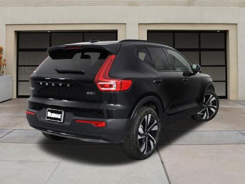 2025 Volvo XC40 B5 Plus Dark Theme