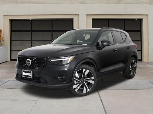 2025 Volvo XC40 B5 Plus Dark Theme