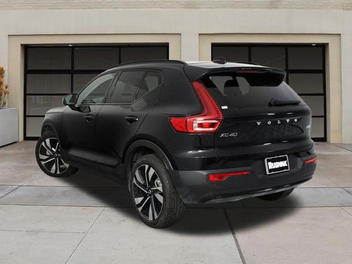 2025 Volvo XC40 B5 Plus Dark Theme