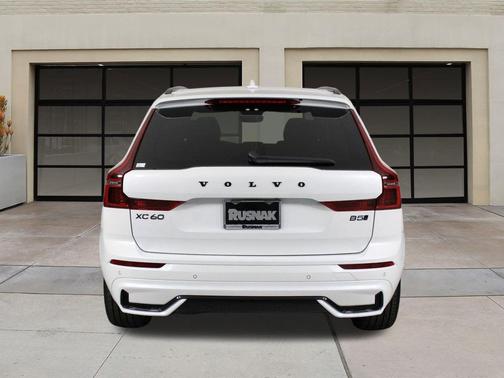 2026 Volvo XC60 B5 Ultra Black Edition