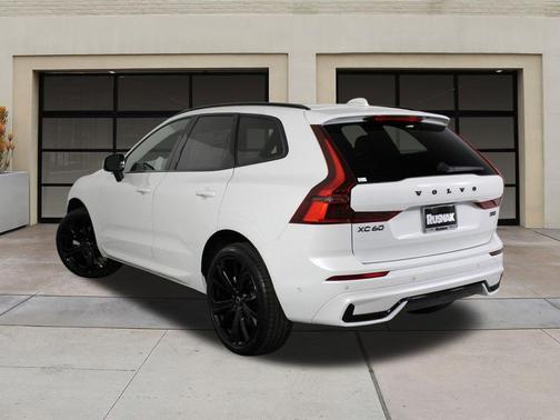 2026 Volvo XC60 B5 Ultra Black Edition