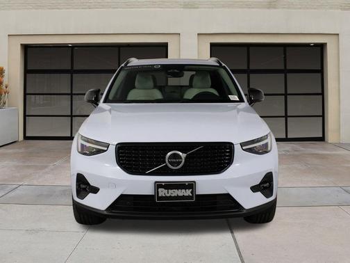 2026 Volvo XC40 Plus, B5 AWD Gas (mild hybrid), Dark