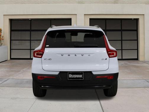 2026 Volvo XC40 Plus, B5 AWD Gas (mild hybrid), Dark