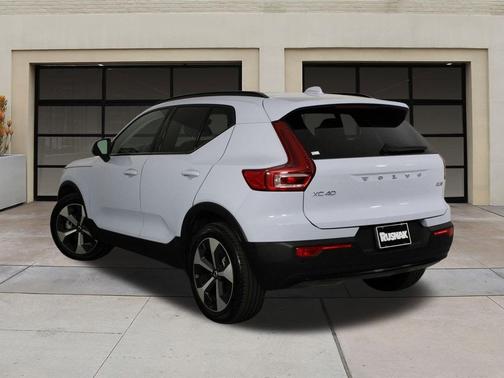 2026 Volvo XC40 Plus, B5 AWD Gas (mild hybrid), Dark