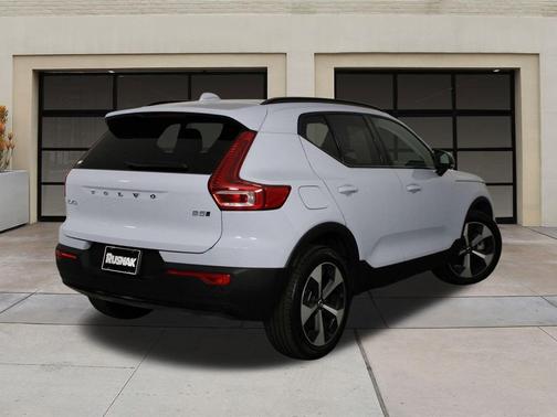 2026 Volvo XC40 Plus, B5 AWD Gas (mild hybrid), Dark