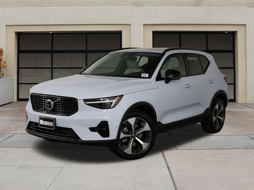 2026 Volvo XC40 Plus, B5 AWD Gas (mild hybrid), Dark