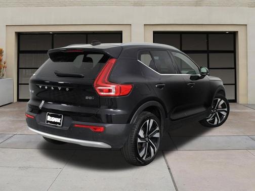 Onyx Black Metallic 2025 Volvo XC40 B5 Plus Bright Theme
