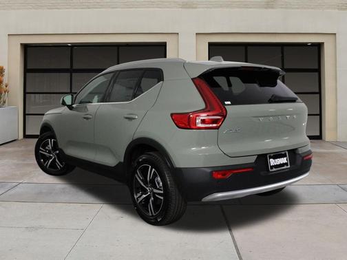 2025 Volvo XC40 B5 Core Bright Theme