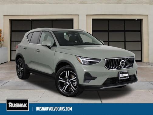 2025 Volvo XC40 B5 Core Bright Theme