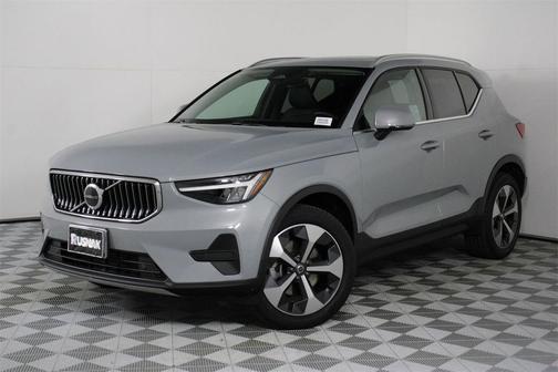 2025 Volvo XC40 B5 Core Bright Theme