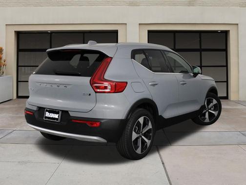 2025 Volvo XC40 B5 Core Bright Theme