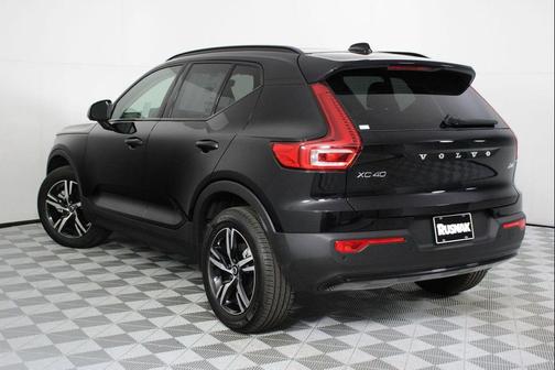2026 Volvo XC40 Core, B4 FWD Gas (mild hybrid), Dark