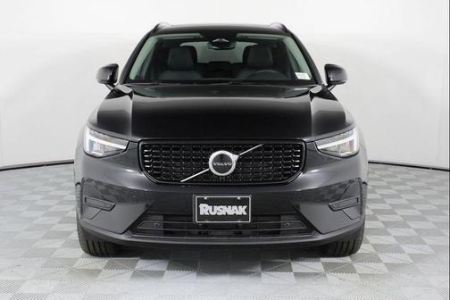 2026 Volvo XC40 Core, B4 FWD Gas (mild hybrid), Dark