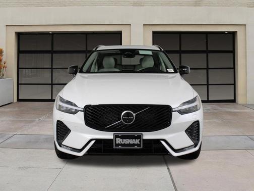 Crystal White Metallic 2026 Volvo XC60 B5 Ultra