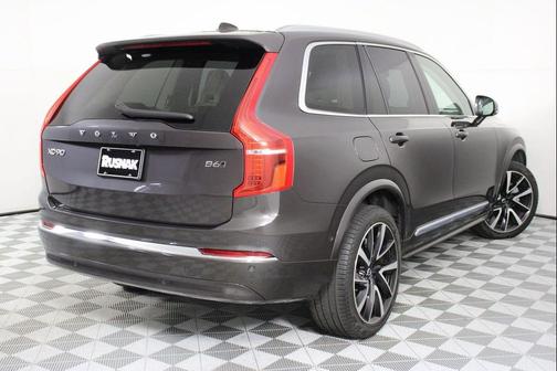 Platinum Grey Metallic 2023 Volvo XC90 B6 Plus 7-Seater