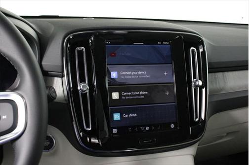 2025 Volvo XC40 B5 Plus Bright Theme