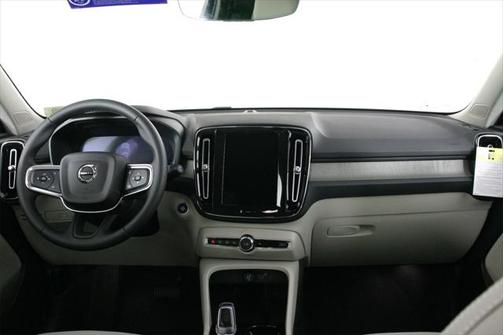 2025 Volvo XC40 B5 Plus Bright Theme