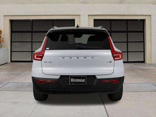 2022 Volvo XC40 T5 R-Design