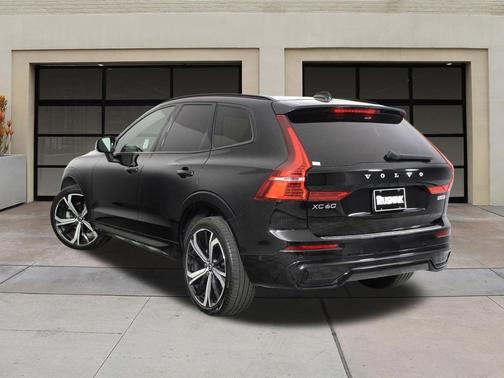 2023 Volvo XC60 B5 Ultimate Dark Theme