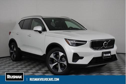 2025 Volvo XC40 B5 Core Bright Theme
