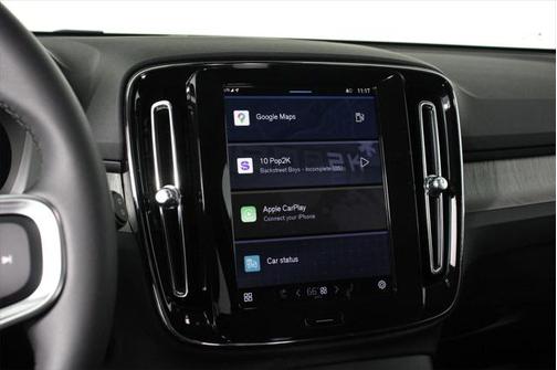 2025 Volvo XC40 B5 Core Bright Theme