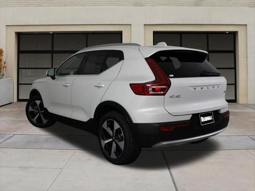 2025 Volvo XC40 B5 Core Bright Theme