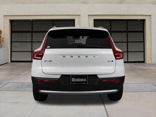 2025 Volvo XC40 B5 Core Bright Theme