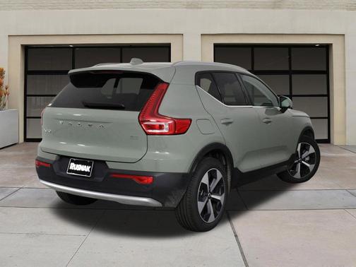 2025 Volvo XC40 B5 Plus Bright Theme