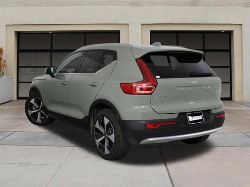 2025 Volvo XC40 B5 Plus Bright Theme