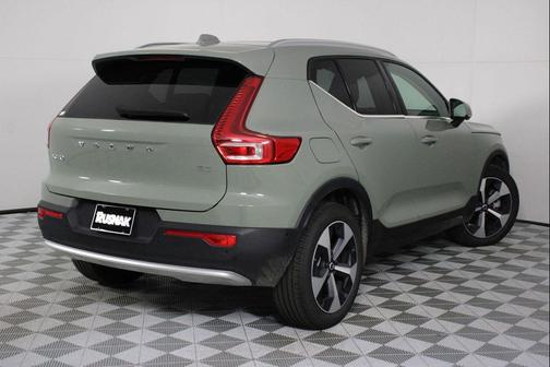 2025 Volvo XC40 B5 Plus Bright Theme