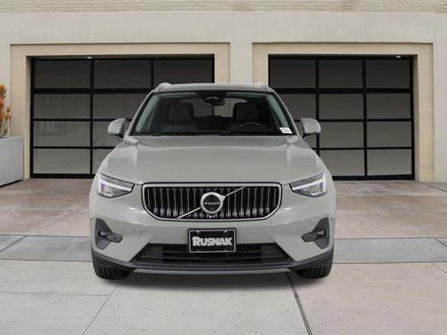 2025 Volvo XC40 B5 Plus Bright Theme