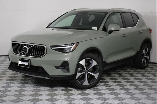 2025 Volvo XC40 B5 Plus Bright Theme