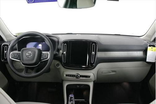 2025 Volvo XC40 B5 Ultra Dark Theme