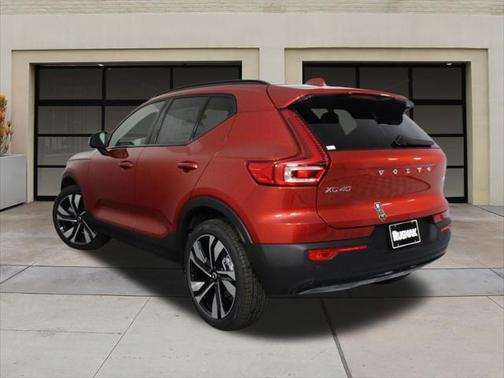 2025 Volvo XC40 B5 Ultra Dark Theme