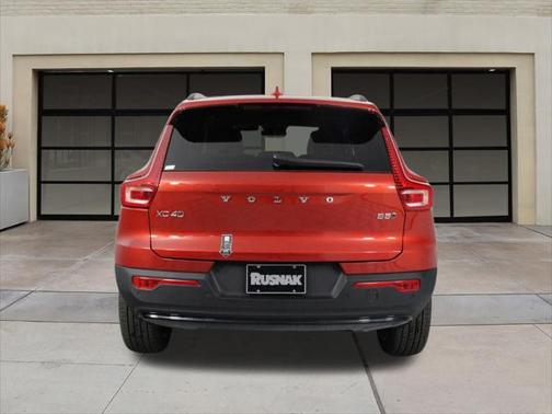 2025 Volvo XC40 B5 Ultra Dark Theme