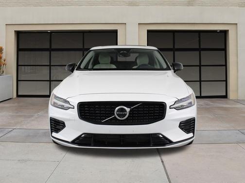 2025 Volvo S60 Plug-In Hybrid T8 Plus