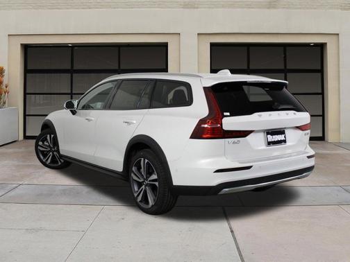 Crystal White Pearl 2026 Volvo V60 Cross Country B5 Plus