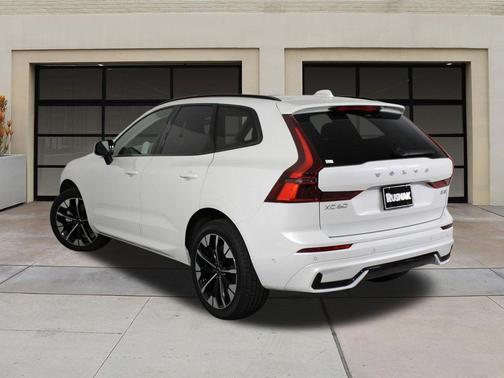 Crystal White Metallic 2026 Volvo XC60 B5 Plus