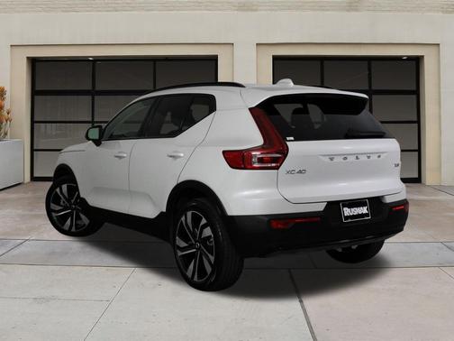 2025 Volvo XC40 B5 Plus Dark Theme