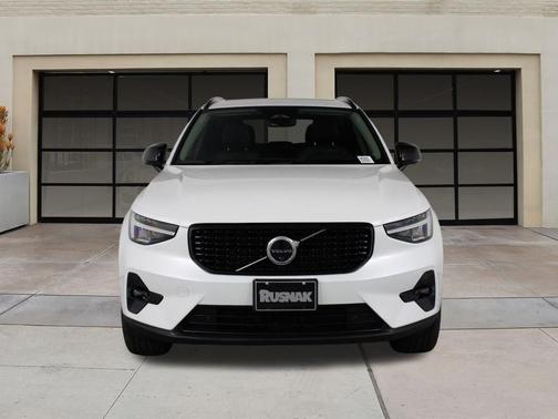 2025 Volvo XC40 B5 Plus Dark Theme