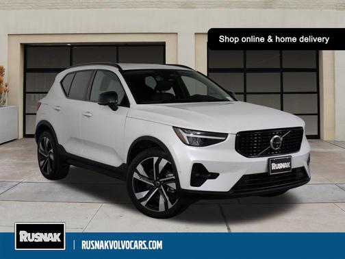 2025 Volvo XC40 B5 Plus Dark Theme