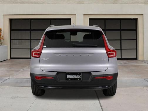 2026 Volvo XC40 Plus, B4 FWD Gas (mild hybrid), Dark