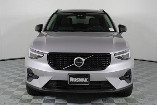 2026 Volvo XC40 Plus, B4 FWD Gas (mild hybrid), Dark