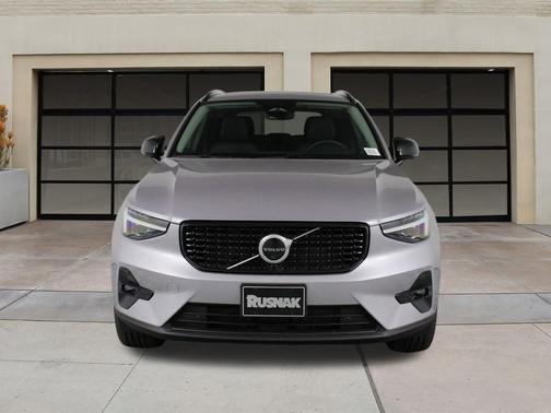 2026 Volvo XC40 Plus, B4 FWD Gas (mild hybrid), Dark