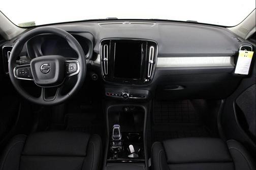 2026 Volvo XC40 Plus, B4 FWD Gas (mild hybrid), Dark