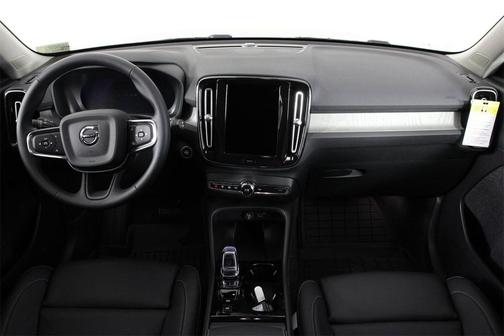 2026 Volvo XC40 Plus, B4 FWD Gas (mild hybrid), Dark